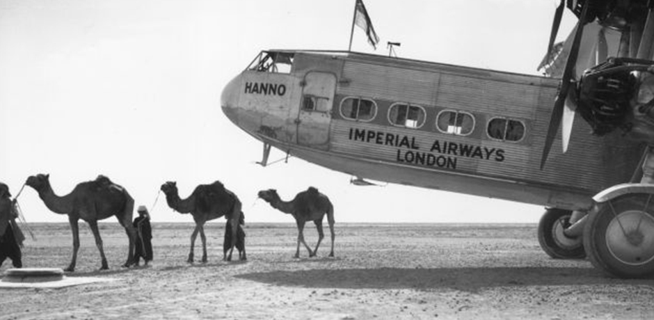 Aviões de linha aérea comercial voando isolados