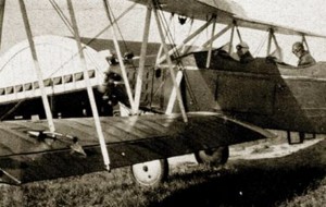 O Curtiss“Fledgling” se preparando para o voo. d2
