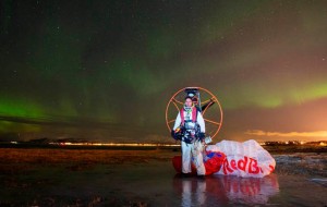 piloto-de-parapente-grava-video-dançando-com-a-aurora-boreal-destaque