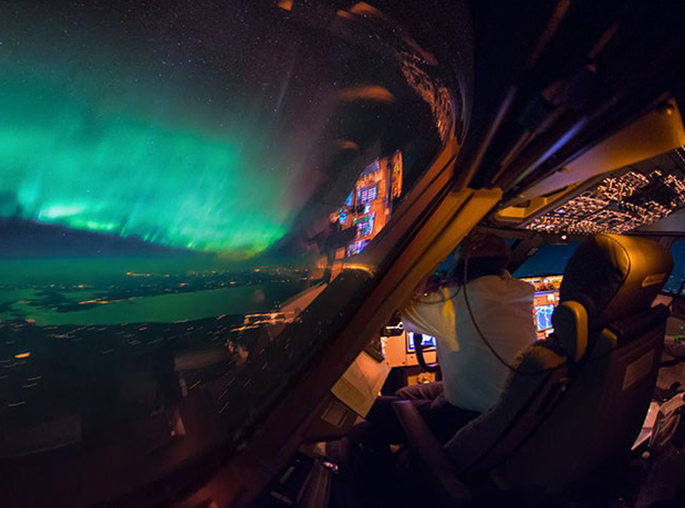 aurora-boreal-vista-da-cabine-do-aviao-por-christiaan-van-heijst